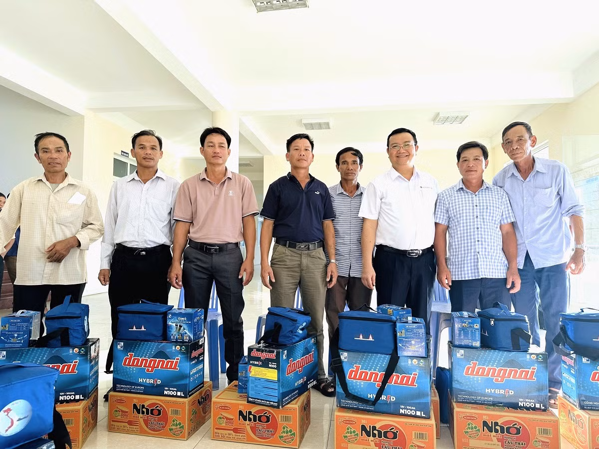 Ông Nguyễn Tiến Trường - Phó văn phòng đại diện khu vực miền Trung (thứ 3 từ phải sang) trao quà cho các ngư dân