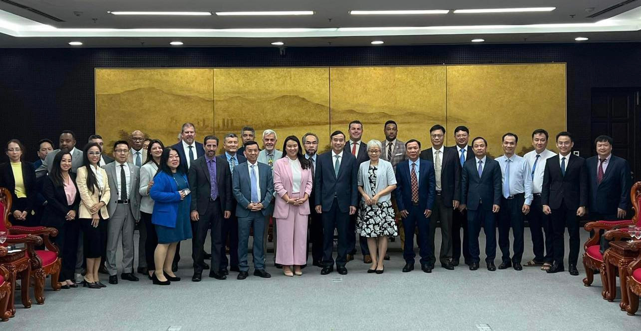 Chủ tịch UBND TP Đà Nẵng Lê Trung Chinh chụp ảnh lưu niệm cùng bà Sheng Thao – Thị trưởng TP Oakland cùng đoàn doanh nghiệp Hoa Kỳ