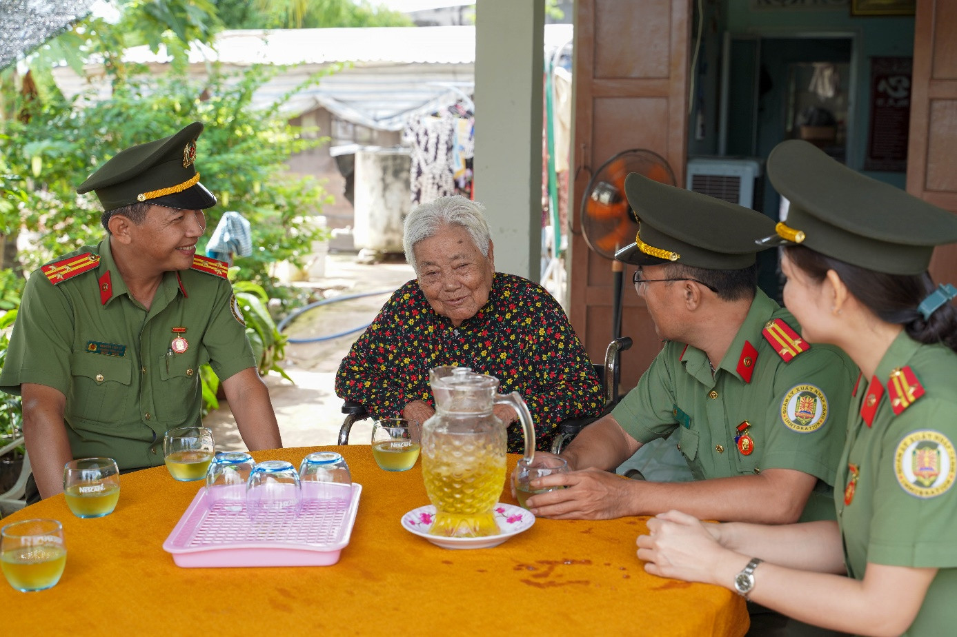 Thăm và tặng quà Mẹ Việt Nam anh hùng Nguyễn Thị Chính