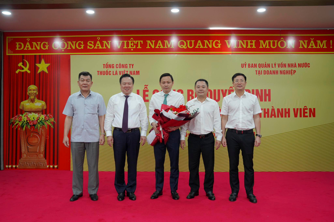 Ông Nguyễn Hoàng Anh, Nguyễn Đức Phong và lãnh đạo Vinataba chúc mừng ông Hồ Lê Nghĩa