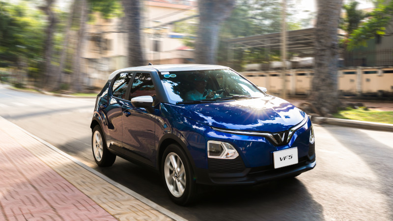 VF 5 Plus, cũng như các dòng xe điện VinFast, được áp dụng nhiều chính sách hậu mãi mang lại lợi ích tối đa cho khách hàng.