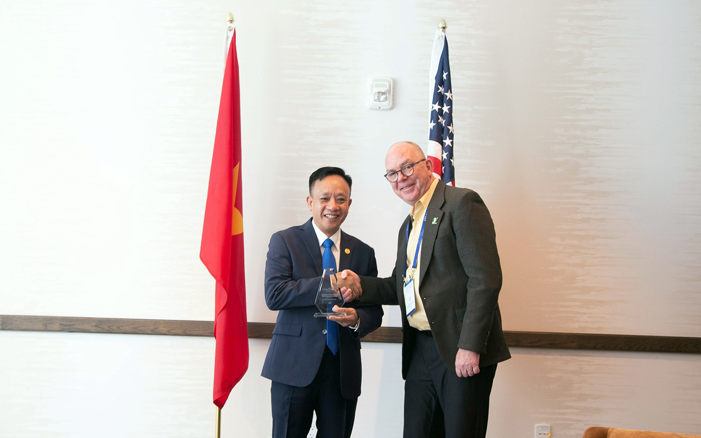 PGS.TS. Phạm Xuân Dương nhận kỷ niệm chương “Đơn vị xuất sắc triển khai MOS trong trường học” do Tập đoàn Certiport (Hoa Kỳ) trao tặng.