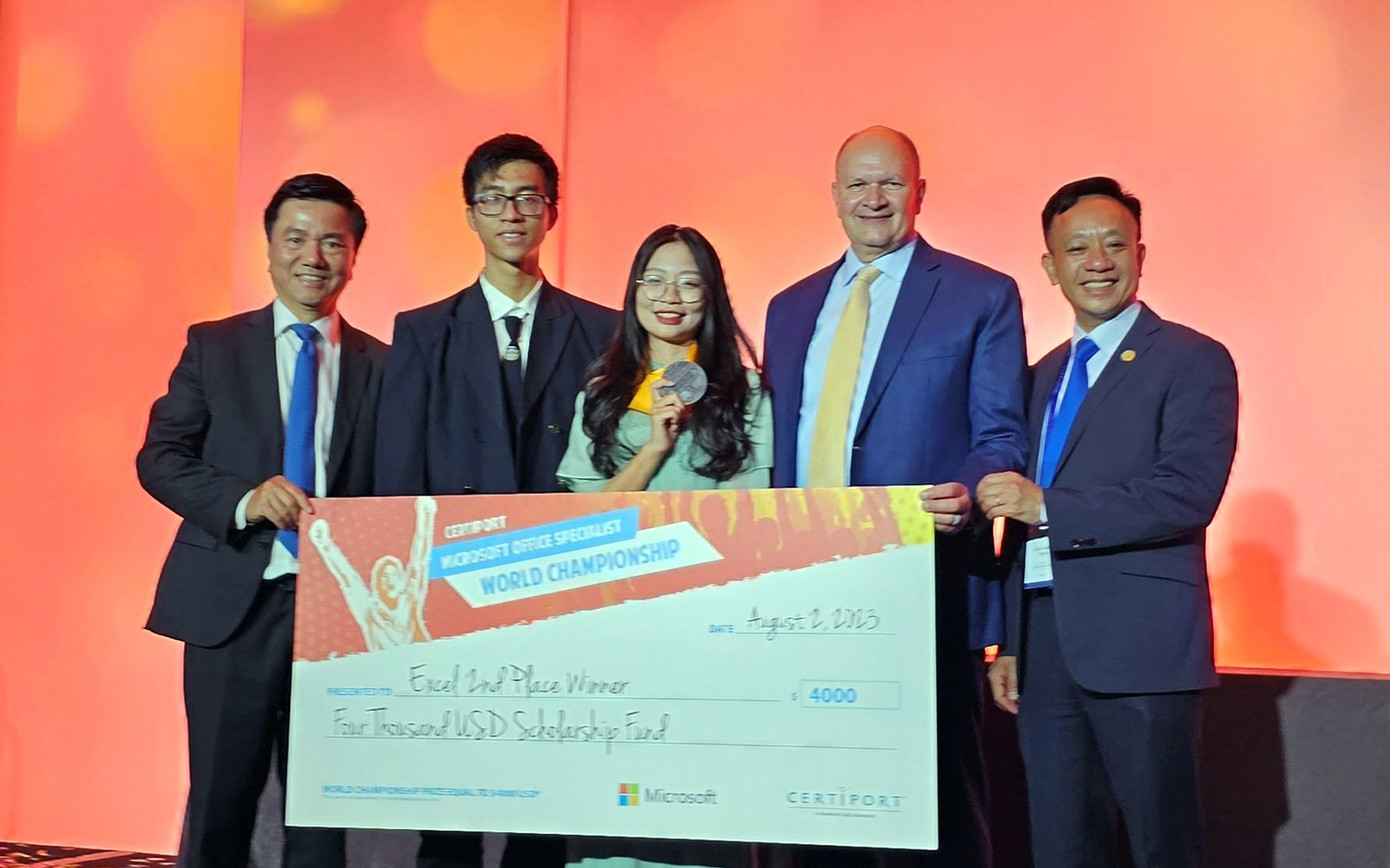 Ngài Craig Bushman, TGĐ Certiport USA, Trưởng BTC và ông Đoàn Hồng Nam, Chủ tịch IIG VN chụp ảnh lưu niệm cùng đoàn đại biểu Trường Đại học Hàng hải Việt Nam