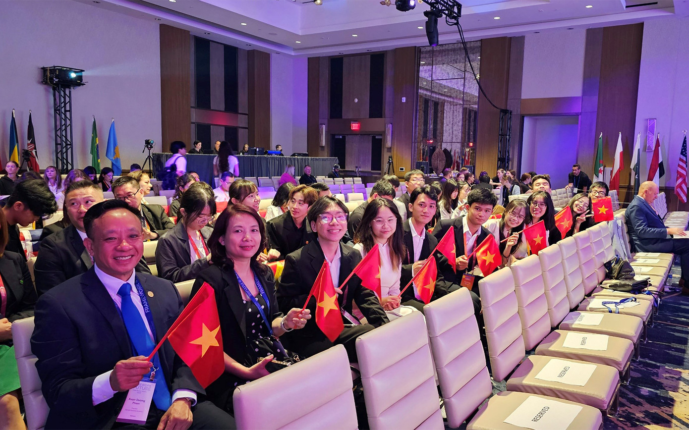 PGS.TS. Phạm Xuân Dương cùng đoàn Việt Nam tại Vòng chung kết thế giới MOSWC và ACPWC 2023