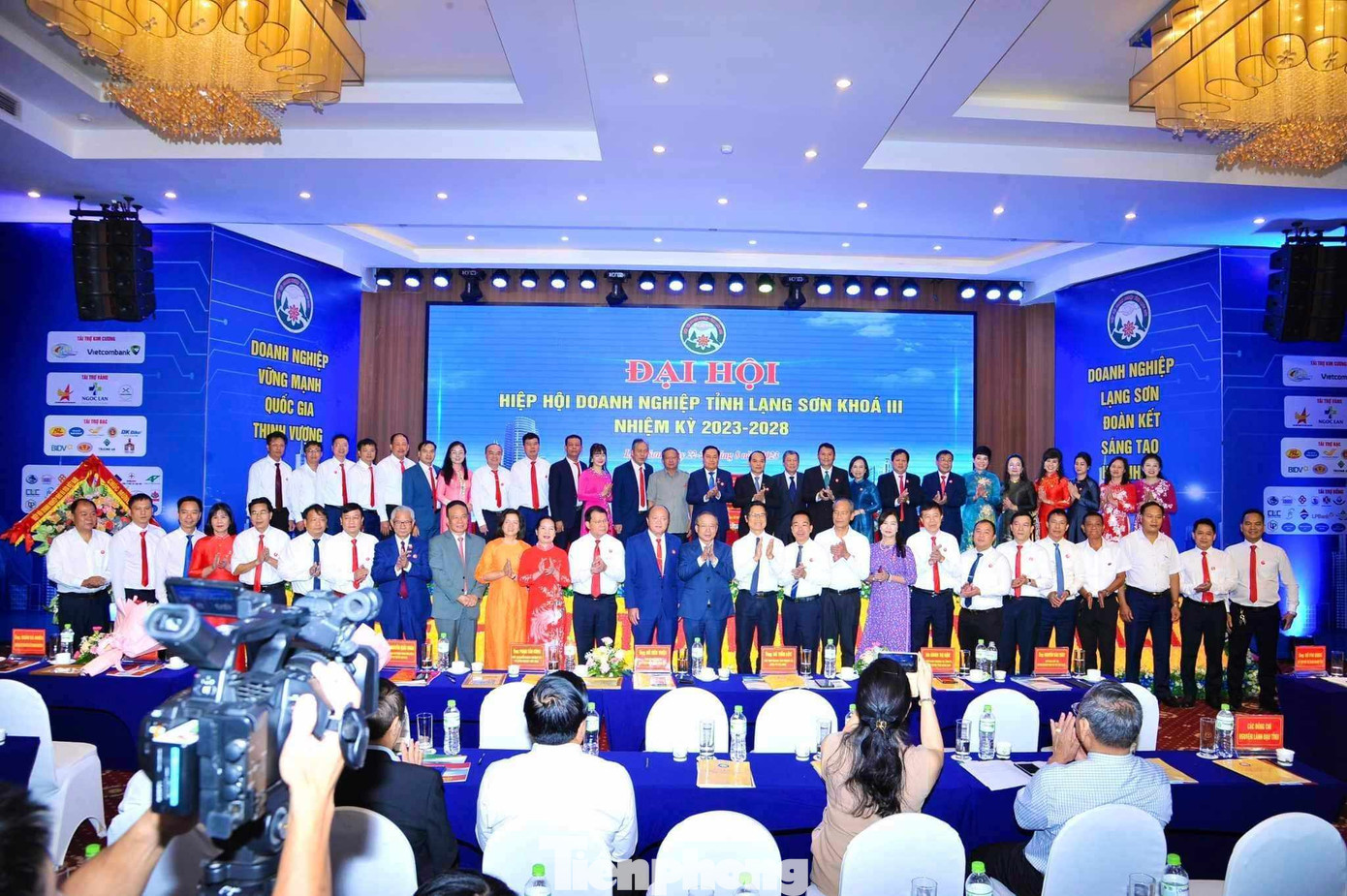 Ban Chấp hành Hiệp hội Doanh nghiệp tỉnh Lạng Sơn khóa III ra mắt Đại hội. Ảnh: Duy Chiến Ban Chấp hành Hiệp hội Doanh nghiệp tỉnh Lạng Sơn khóa III ra mắt Đại hội. Ảnh: Duy Chiến