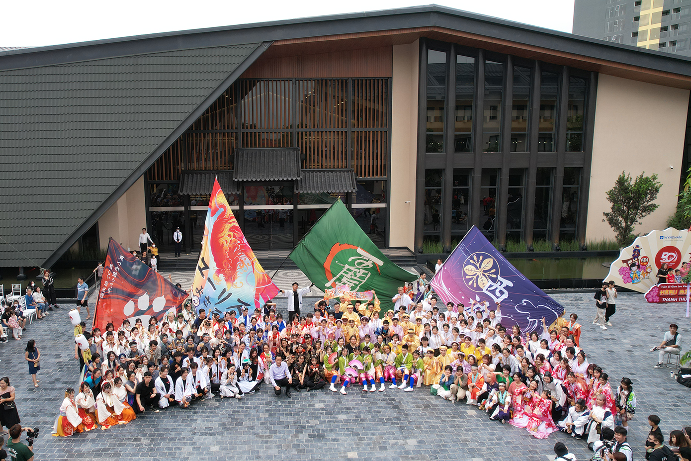 Màn đồng diễn kỷ lục và chụp ảnh tập thể của gần 300 vũ công Yosakoi thu hút đông đảo du khách tại Tuần Lễ Giao Lưu Văn Hóa Nhật Bản Haru Matsuri Thanh Thủy 2023 tại Wyndham Lynn Times Thanh Thủy