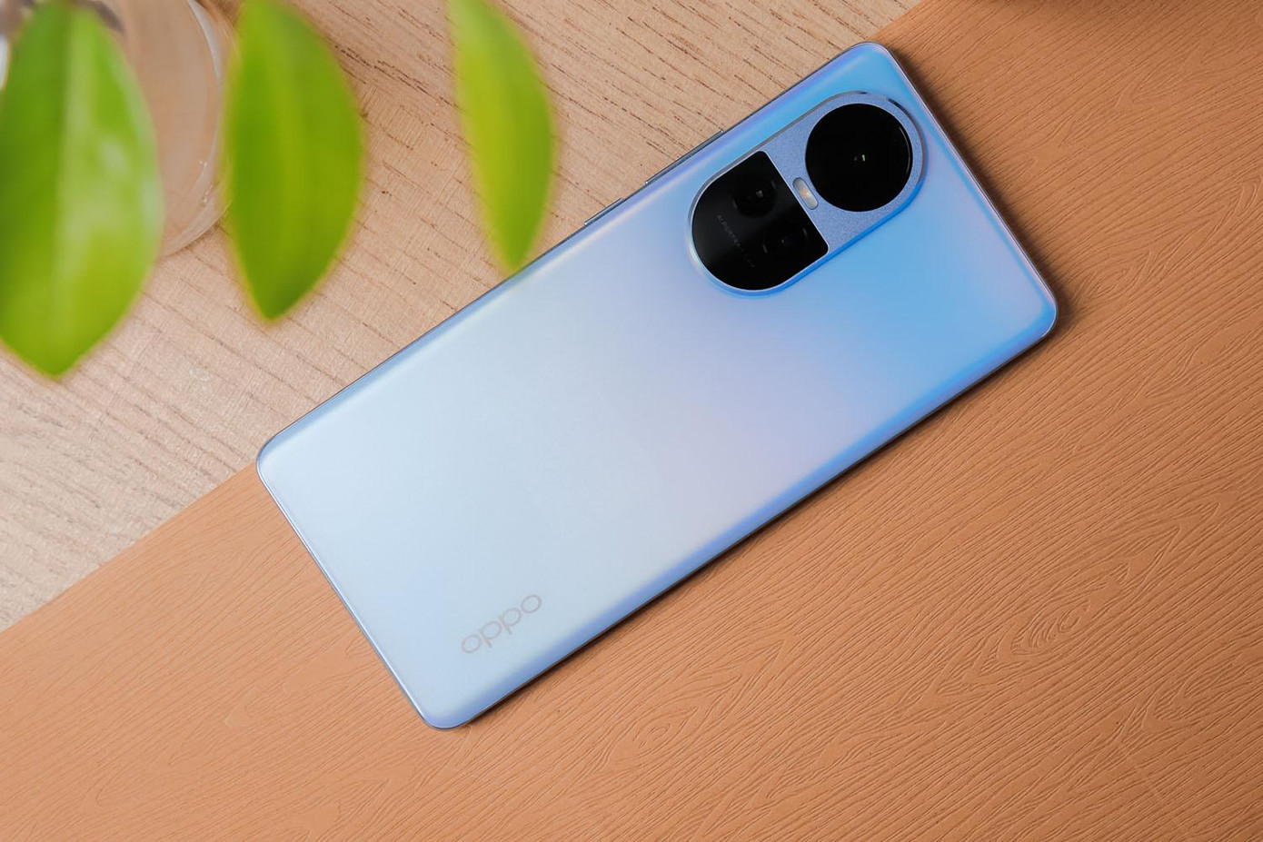 Cận cảnh thiết kế đẹp mắt của điện thoại OPPO Reno10