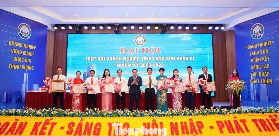 Các doanh nhân, doanh nghiệp tiêu biểu được nhận Bằng khen của UBND tỉnh Lạng Sơn. Ảnh: Duy Chiến Các doanh nhân, doanh nghiệp tiêu biểu được nhận Bằng khen của UBND tỉnh Lạng Sơn. Ảnh: Duy Chiến