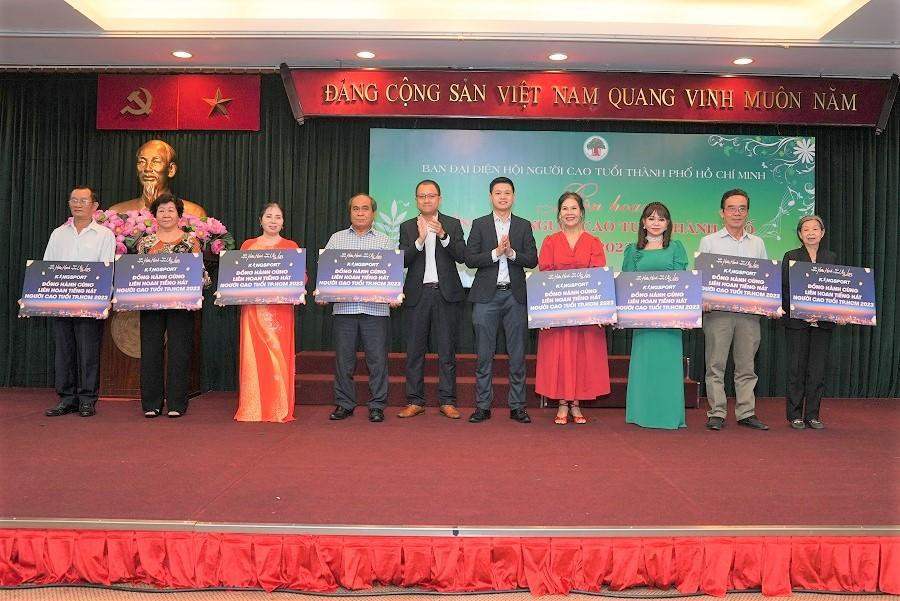 Thương hiệu mang đến Liên hoan Tiếng hát người cao tuổi TP. HCM những món quà ý nghĩa