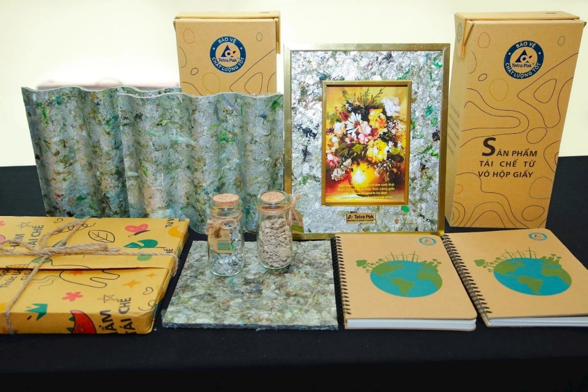 Các sản phẩm hữu ích như tấm lợp, sổ, bao bì giấy… được tái chế từ vỏ hộp sữa Các sản phẩm hữu ích như tấm lợp, sổ, bao bì giấy… được tái chế từ vỏ hộp sữa