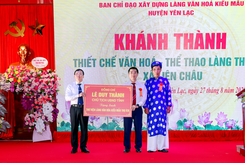 Chủ tịch UBND tỉnh Lê Duy Thành tặng sách cho Thư viện Làng văn hóa Thụ Ích