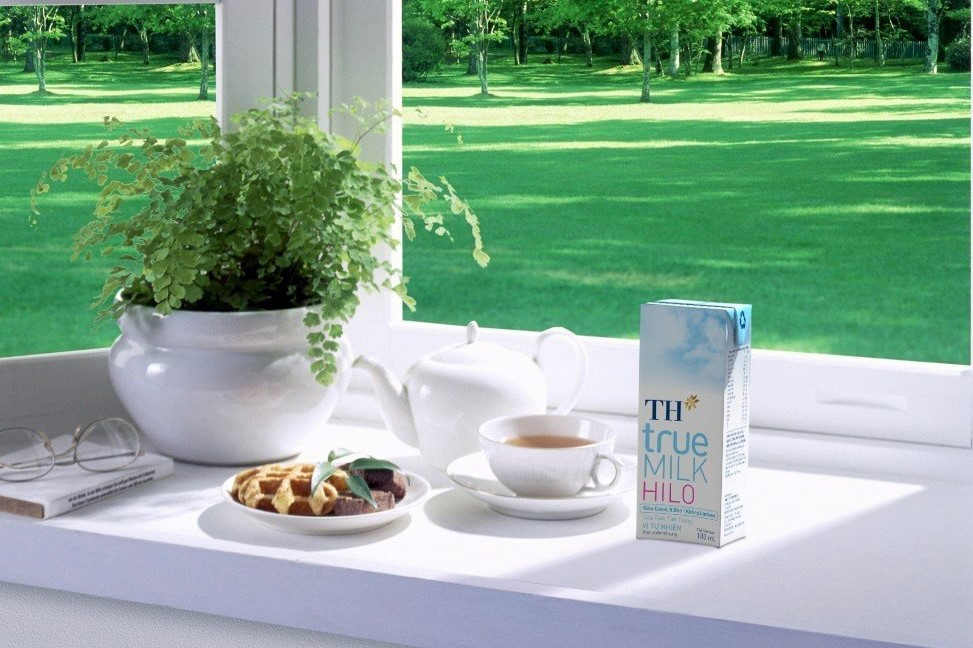 Sữa tươi tiệt trùng TH true MILK HILO - quà tặng của chương trình là sản phẩm chất lượng cao với hàm lượng canxi tăng 70% so với sữa tươi tiệt trùng nguyên chất, không lactose, không đường tinh luyện. Sữa tươi tiệt trùng TH true MILK HILO - quà tặng của chương trình là sản phẩm chất lượng cao với hàm lượng canxi tăng 70% so với sữa tươi tiệt trùng nguyên chất, không lactose, không đường tinh luyện.