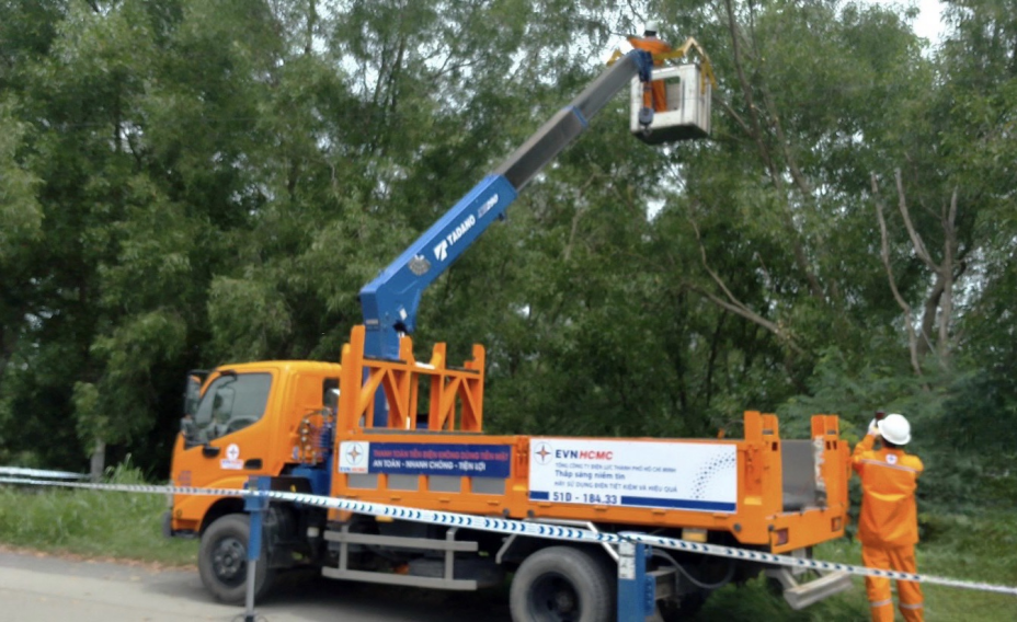 Công nhân Công ty Điện lực Củ Chi khai quang mé nhánh cây xanh trong hành lang lưới điện Công nhân Công ty Điện lực Củ Chi khai quang mé nhánh cây xanh trong hành lang lưới điện