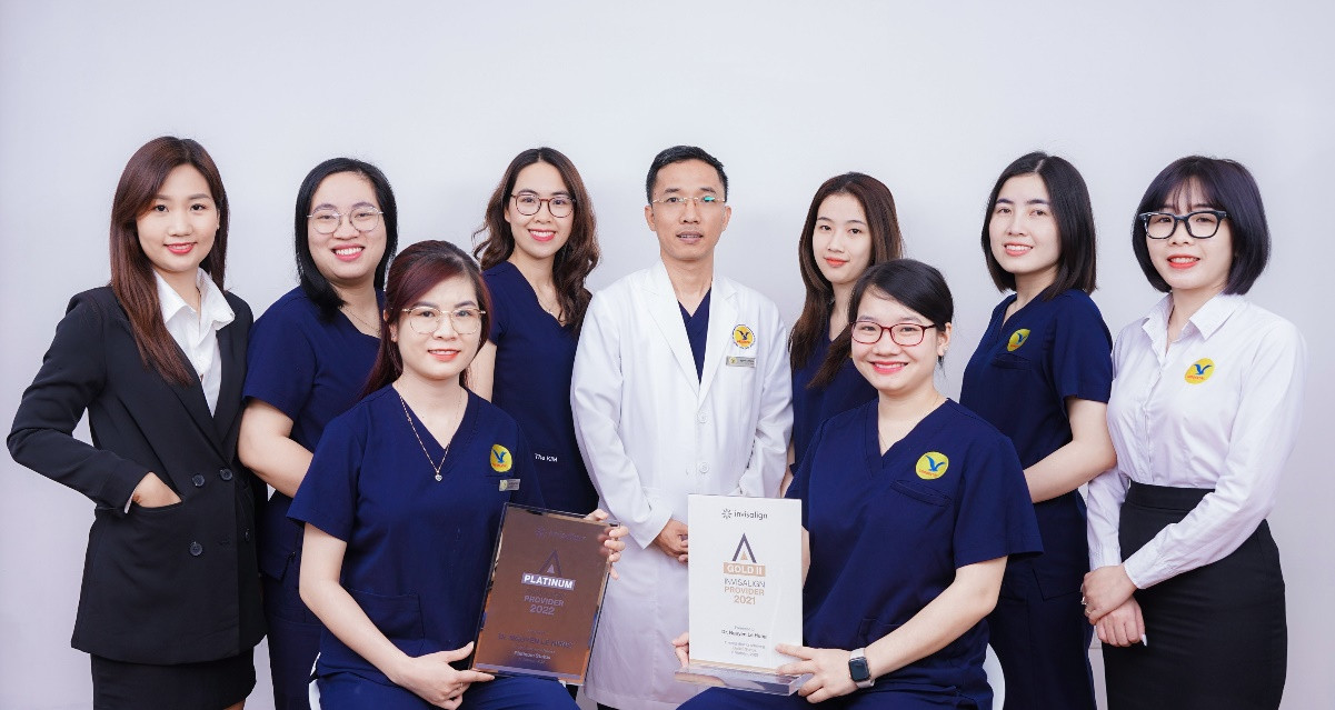 Tiến Sĩ Nguyễn Lê Hùng cùng đội ngũ Thạc Sĩ – Bác Sĩ và tư vấn viên hệ thống nha khoa MEDLATEC - MEDDENTAL