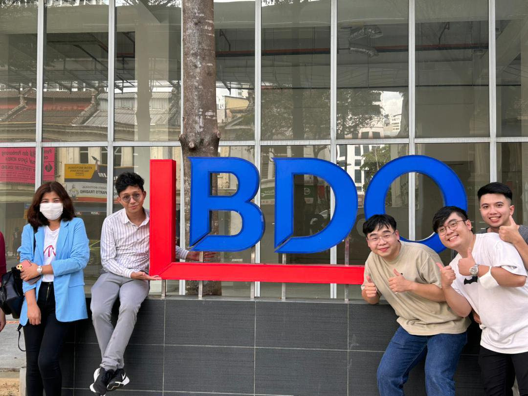 Lý Chí Hà trước trụ sở BDO Malaysia và các đồng nghiệp Quốc tế Lý Chí Hà trước trụ sở BDO Malaysia và các đồng nghiệp Quốc tế