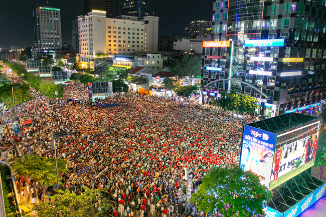 Với người Việt, tình yêu bia luôn gắn liền với tình yêu bóng đá. Theo đó, Tiger Beer là nhà tài trợ chính trong các sự kiện truyền hình trực tiếp tại phố đi bộ Nguyễn Huệ nhằm tiếp lửa cổ vũ đội tuyển quốc gia trong các giải đấu quốc tế vừa qua.