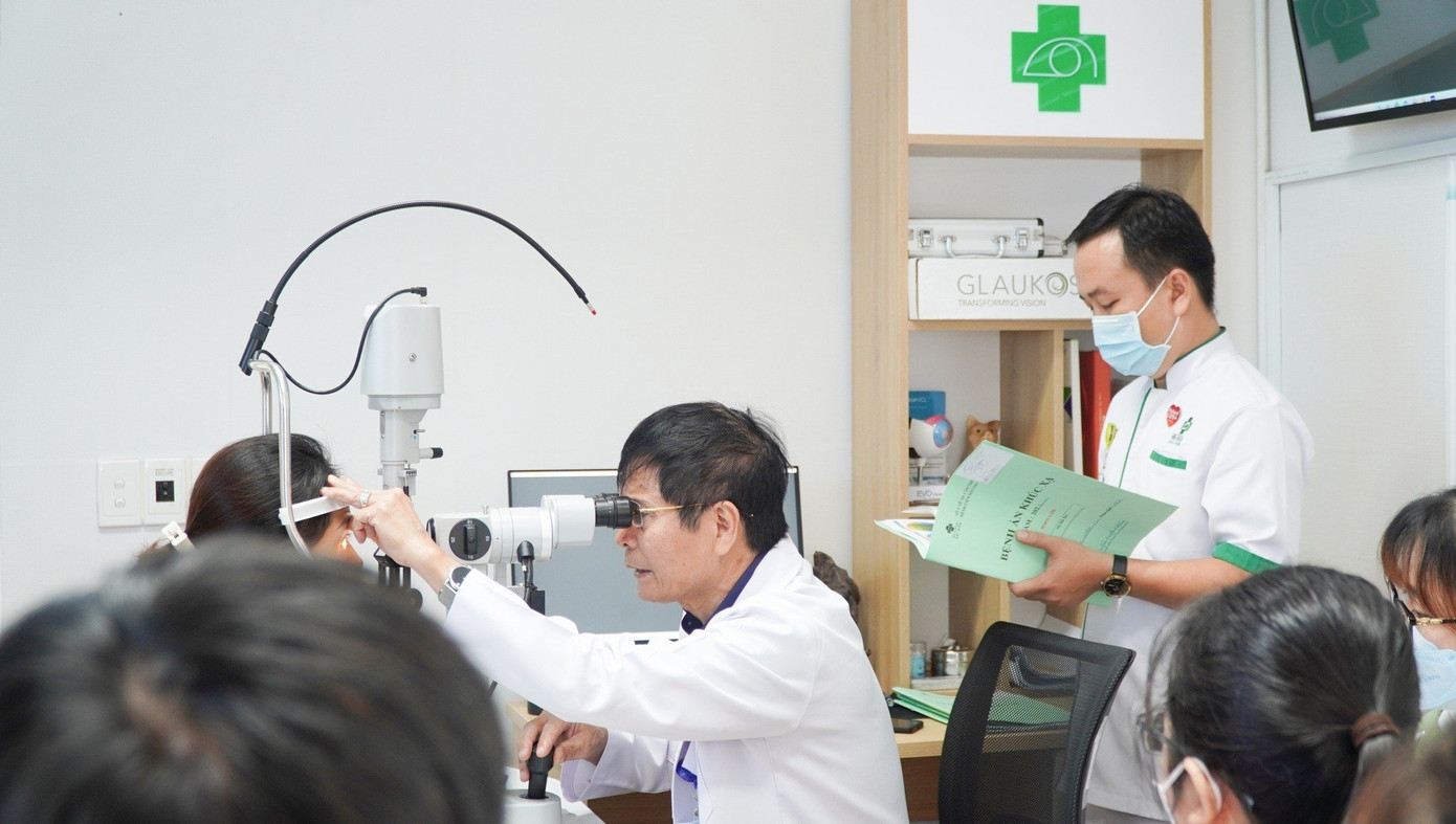 BS. CKII Trần Văn Kết tái khám cho bệnh nhân sau phẫu thuật xoá cận thị tại Bệnh viện Mắt Sài Gòn Cần Thơ
