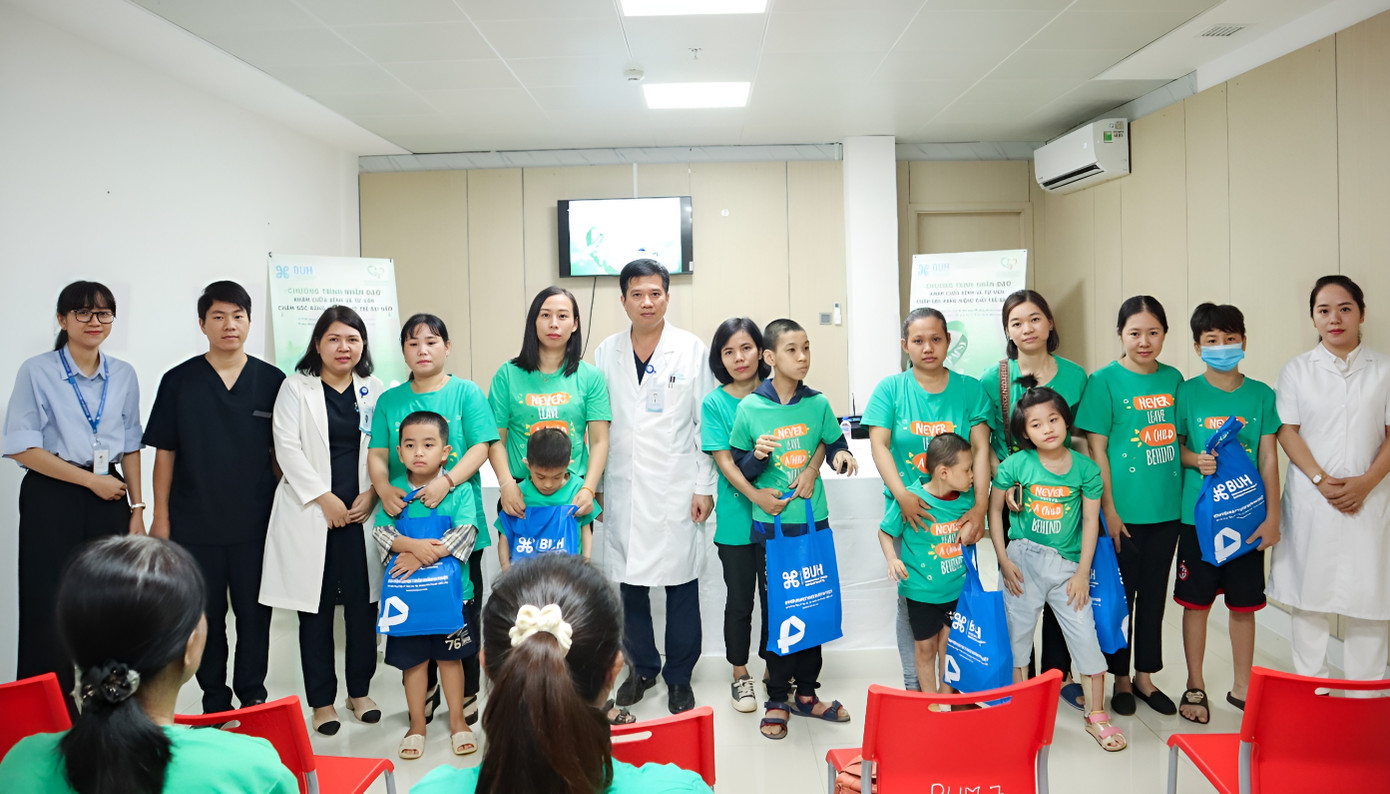 Tại chương trình, đại diện lãnh đạo bệnh viện tặng quà cho các gia đình Tại chương trình, đại diện lãnh đạo bệnh viện tặng quà cho các gia đình