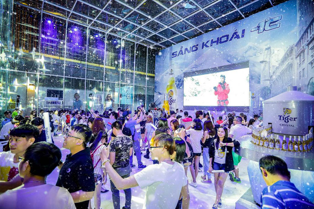 Hàng ngàn khán giả vẫn chưa thể quên cảm giác cảm giác thật sảng khoái như đang đứng trên đỉnh núi Everest phủ đầy tuyết tại “Tiger Crystal Sảng khoái -1 o C”. Đây là một sự kiện độc đáo có một không hai khi giới trẻ lần đầu tiên có cơ hội trải nghiệm tuyết thật 100% rơi giữa mùa hè Việt Nam.