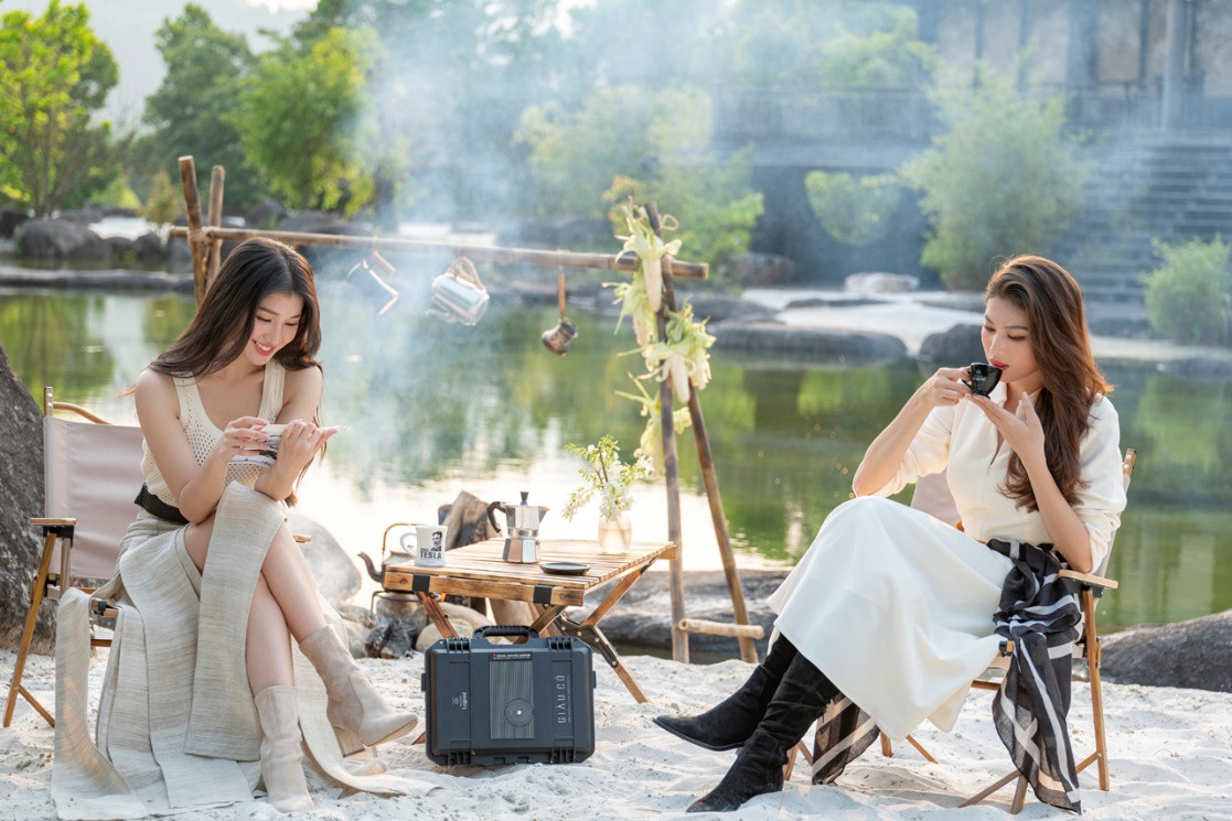 Á hậu Phương Nhi và Ngọc Thảo đam mê nguồn năng lượng thúc đẩy tư duy sáng tạo trong bộ sản phẩm Thiền Cà Phê Giàu có của Trung Nguyên Legend.
