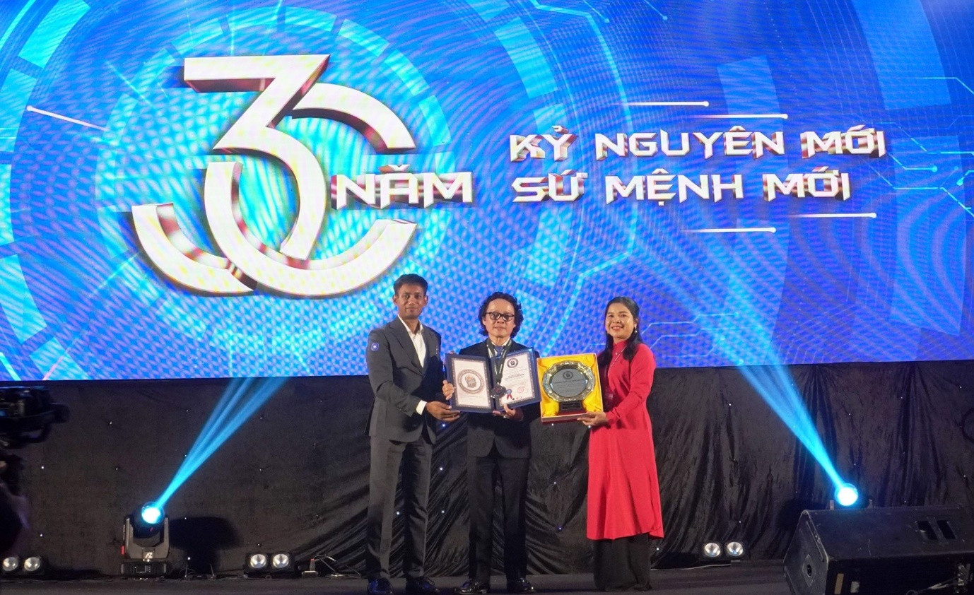 Ông Nguyễn Phương Nam – Chủ tịch Robot nhận Đĩa vàng Sáng tạo, Quyết định và Huy hiệu WCF Nhà sáng tạo Thế giới