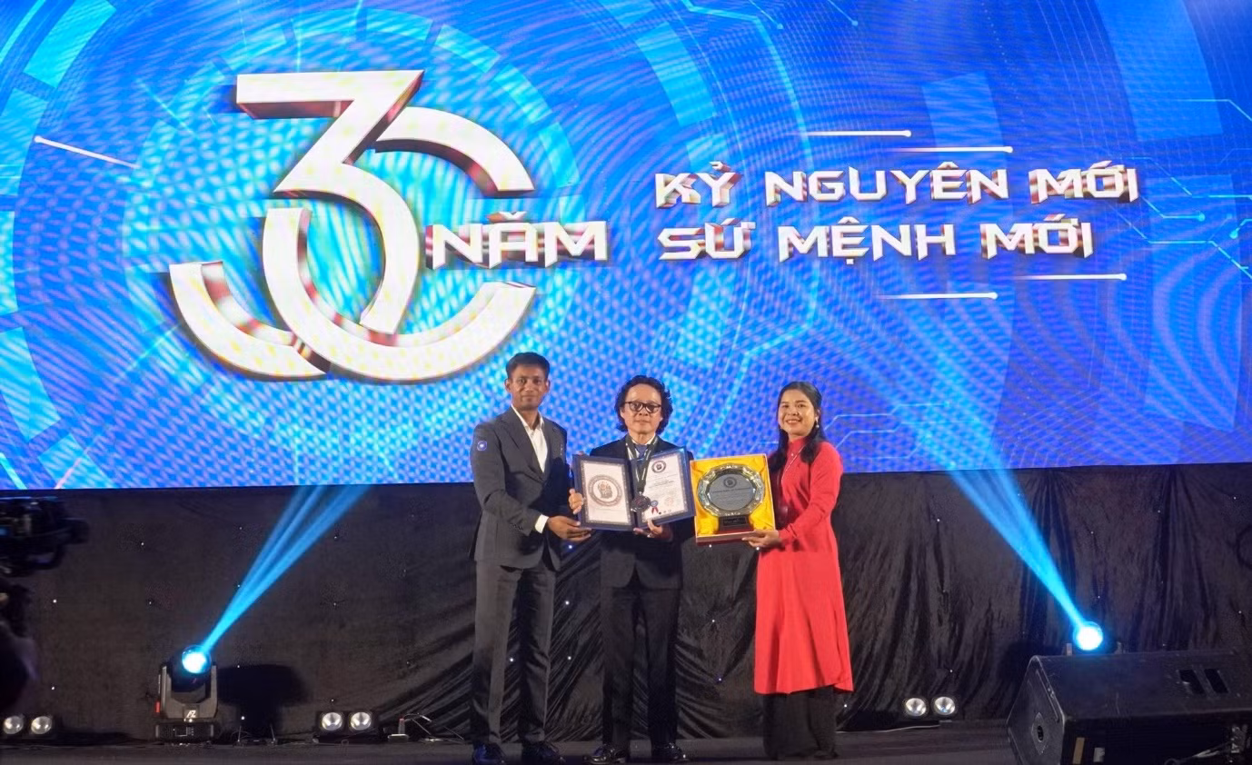 Ông Nguyễn Phương Nam – Chủ tịch Robot nhận Đĩa vàng Sáng tạo, Quyết định và Huy hiệu WCF Nhà sáng tạo Thế giới