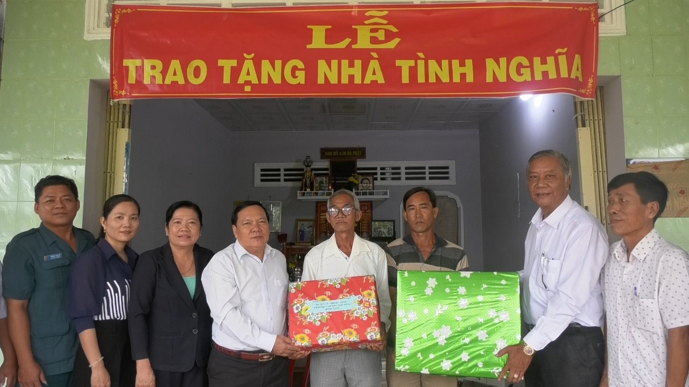 Lãnh đạo huyện Tam Nông trao tặng nhà tình nghĩa cho người dân Lãnh đạo huyện Tam Nông trao tặng nhà tình nghĩa cho người dân