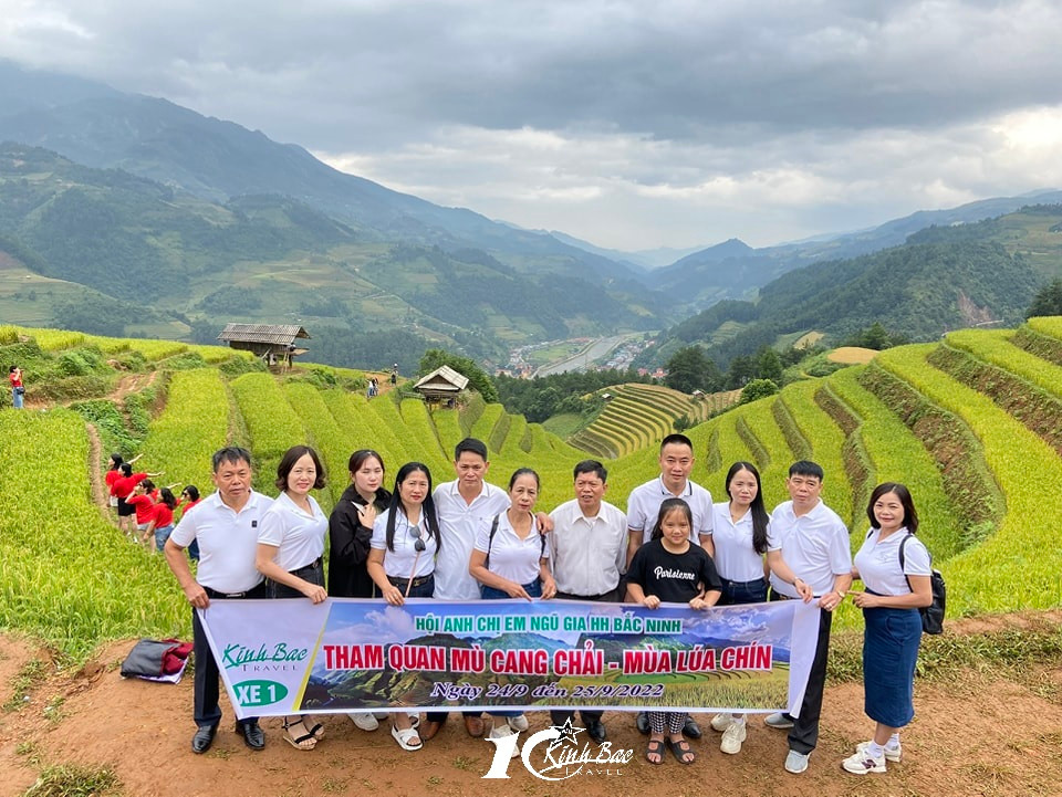 Du khách khám phá Mùa vàng Mù Cang Chải