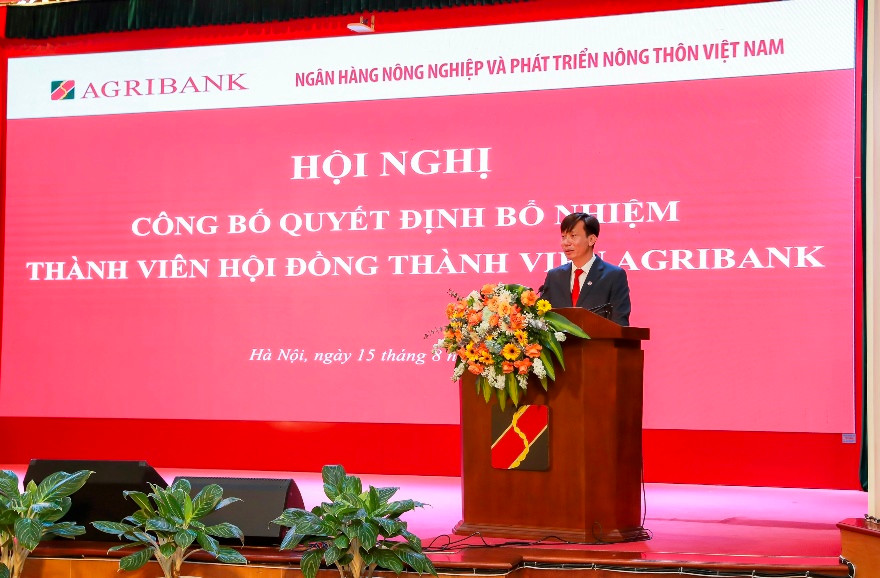 Đ/c Phạm Đức Tuấn – Thành viên HĐTV Agribank phát biểu nhận nhiệm vụ mới