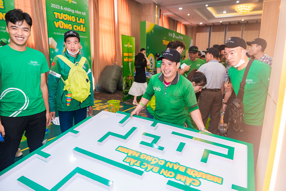 Từ sáng sớm, màu xanh Grab đã phủ kín tòa nhà CTM Palace (Hà Nội), cùng tiếng cười của các bác tài tràn ngập. Từ sáng sớm, màu xanh Grab đã phủ kín tòa nhà CTM Palace (Hà Nội), cùng tiếng cười của các bác tài tràn ngập.