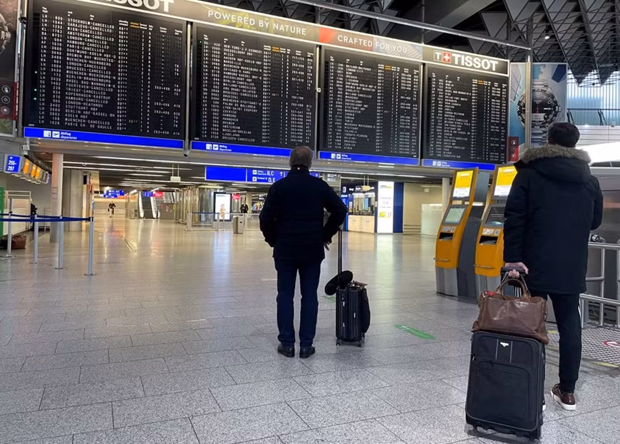 Tại sân bay Frankfurt, Đức, nhiều chuyến bay bị hủy hoặc tới trễ do thiếu nhân lực vận hành. Ảnh: Reuters Tại sân bay Frankfurt, Đức, nhiều chuyến bay bị hủy hoặc tới trễ do thiếu nhân lực vận hành. Ảnh: Reuters