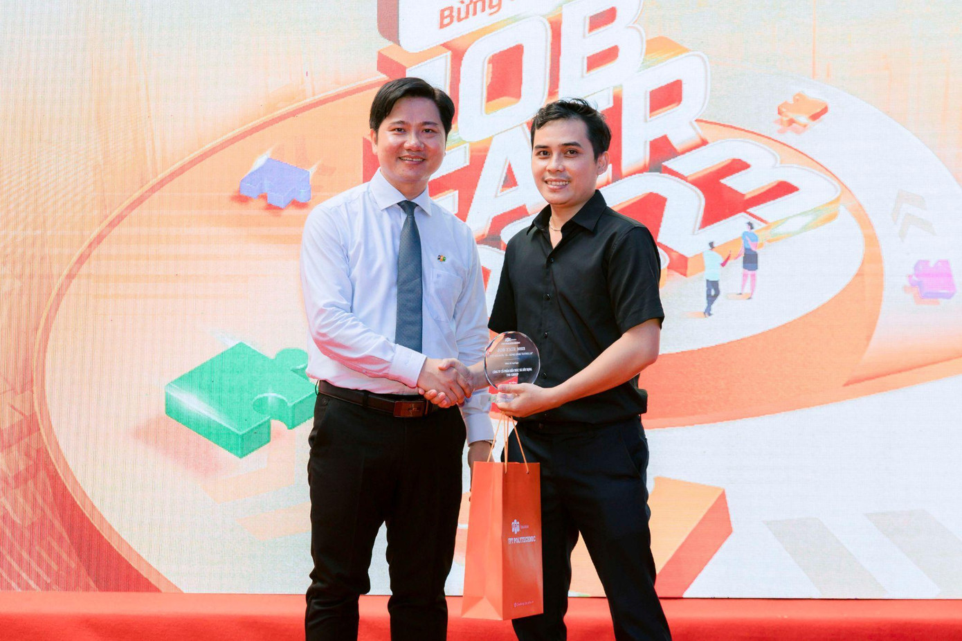 Thầy Nguyễn Đình An (bên trái), tặng kỷ niệm chương cho đại diện doanh nghiệp tham gia sự kiện Thầy Nguyễn Đình An (bên trái), tặng kỷ niệm chương cho đại diện doanh nghiệp tham gia sự kiện