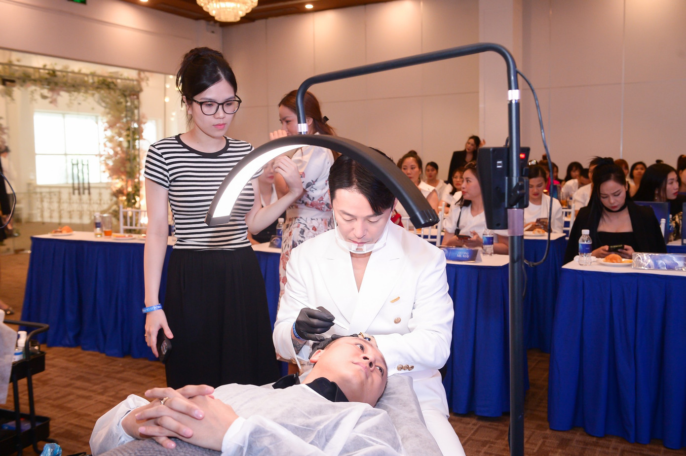 Chuyên gia PMU Hàn Quốc Han Jeong Wook trình diễn kỹ thuật SMP vi chạm sắc tố da đầu Chuyên gia PMU Hàn Quốc Han Jeong Wook trình diễn kỹ thuật SMP vi chạm sắc tố da đầu