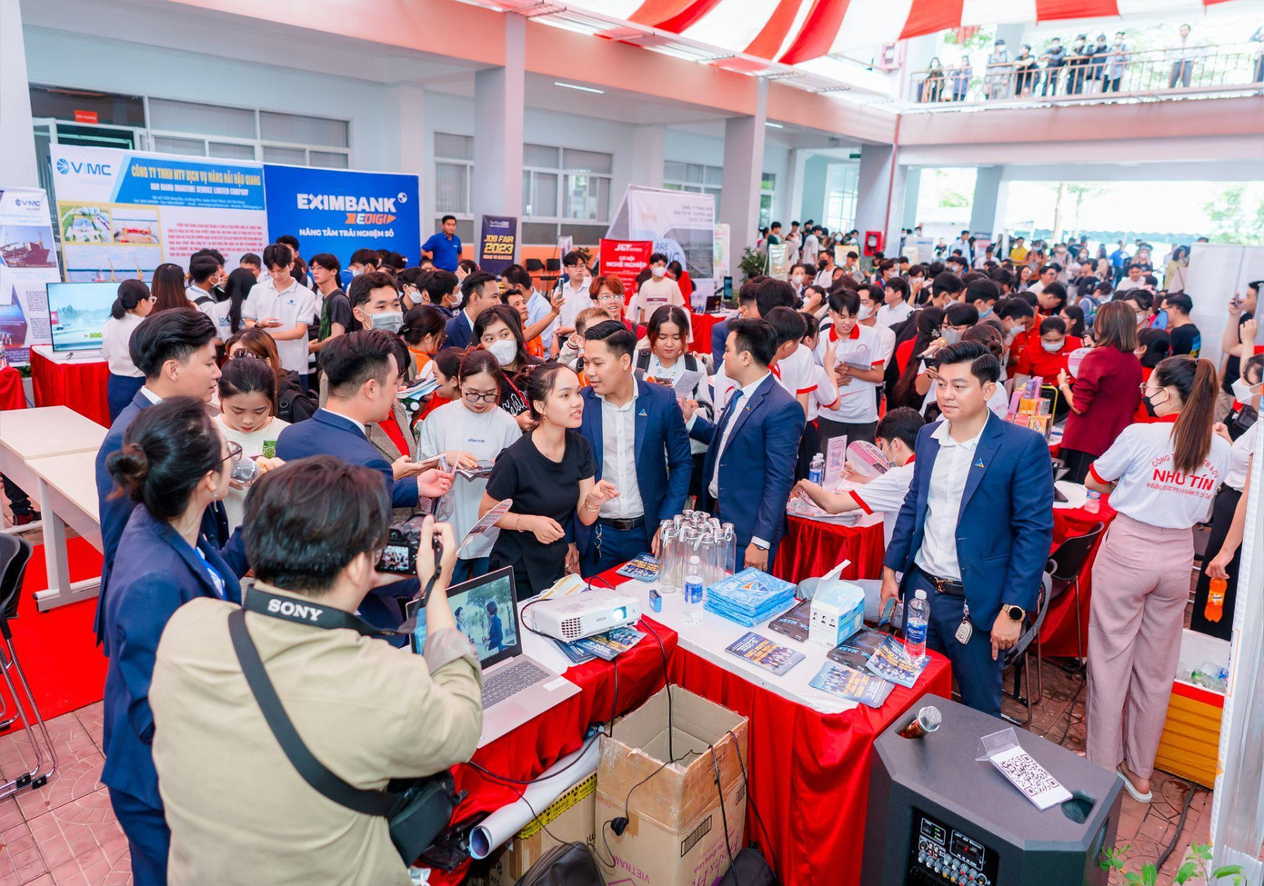 Đông đảo sinh viên và nhà tuyển dụng tham gia sự kiện tại Cần Thơ Đông đảo sinh viên và nhà tuyển dụng tham gia sự kiện tại Cần Thơ