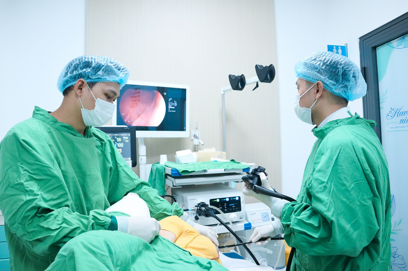 Các bác sĩ đang tiến hành nội soi dạ dày cho bệnh nhân
