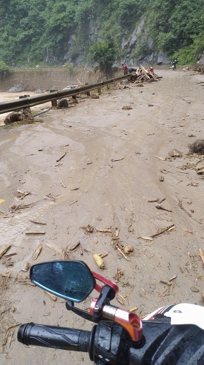 Đường vào Thủy Điện Hồ Bốn, huyện Mù Cang Chải, tỉnh Yên Bái giao thông tê liệt.