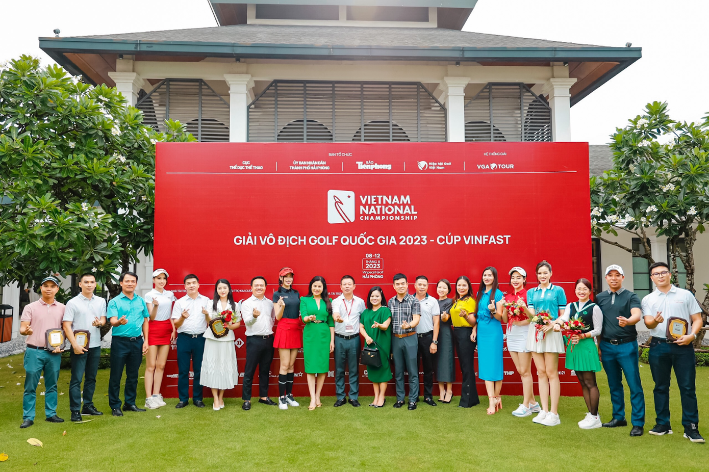 Đại diện Altruist Vietnam (phía ngoài cùng bên phải) và Nhà tài trợ chụp hình lưu niệm cùng Ban tổ chức Giải Vô địch Golf Quốc gia năm 2023