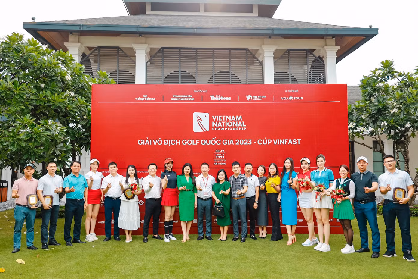 Đại diện Altruist Vietnam (phía ngoài cùng bên phải) và Nhà tài trợ chụp hình lưu niệm cùng Ban tổ chức Giải Vô địch Golf Quốc gia năm 2023