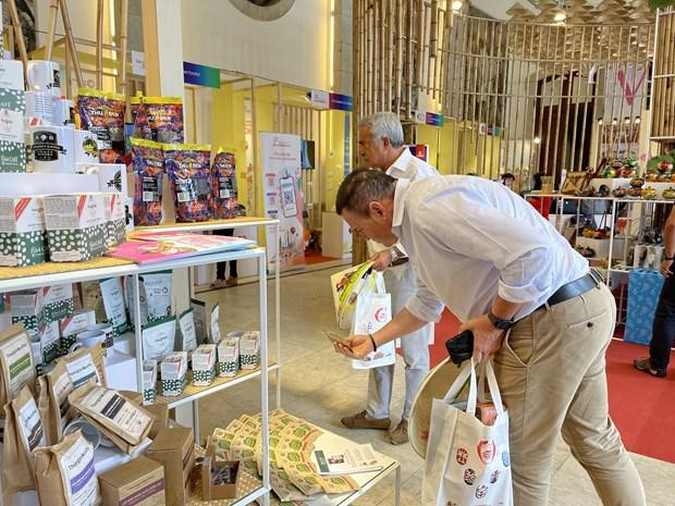 Khu trưng bày sản phẩm của doanh nghiệp Việt Nam tại Porto Khu trưng bày sản phẩm của doanh nghiệp Việt Nam tại Porto