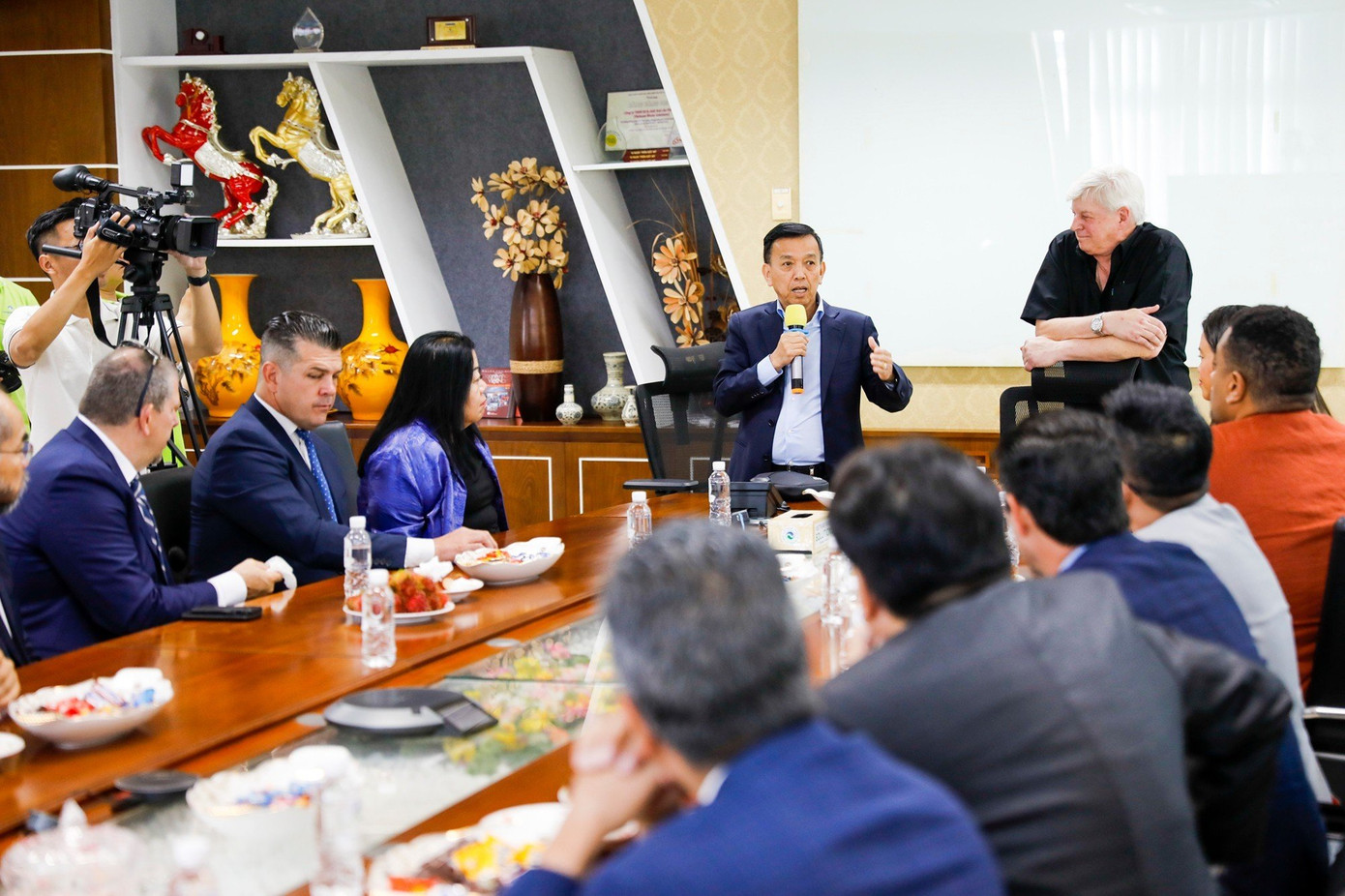 Ông David Dương giới thiệu những kế hoạch, dự án đang triển khai tại TPHCM với đoàn chính trị gia và các nhà đầu tư Hoa Kỳ