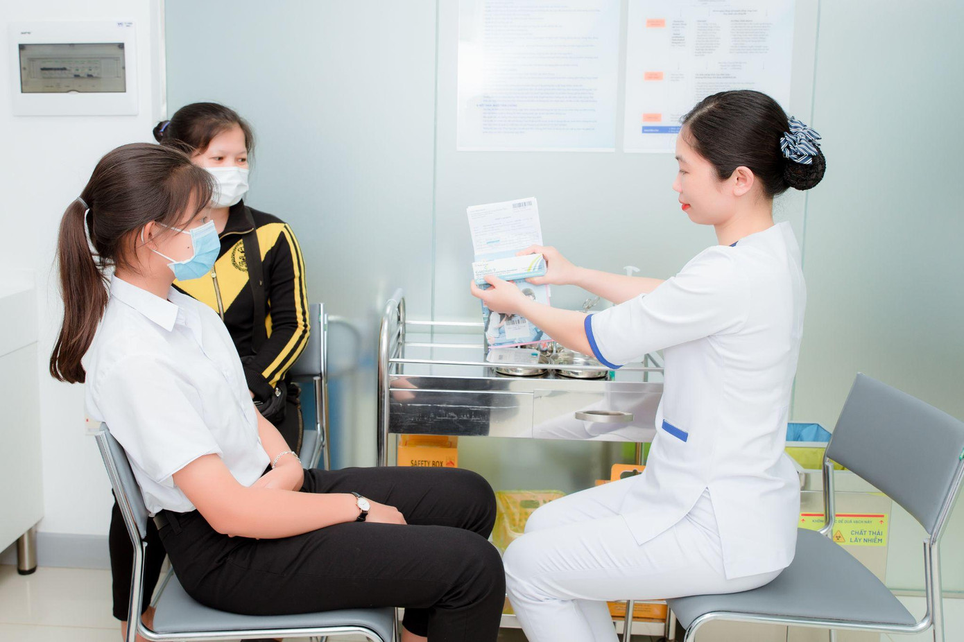 Một phụ huynh đưa con gái đi tiêm vắc xin Gardasil 9 phòng virus HPV. Ảnh: Mộc Thảo Một phụ huynh đưa con gái đi tiêm vắc xin Gardasil 9 phòng virus HPV. Ảnh: Mộc Thảo