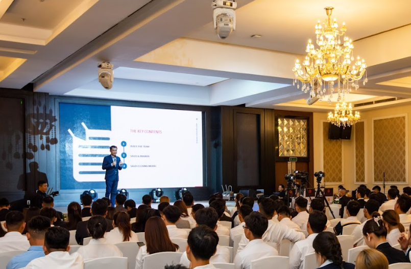 Chuyên gia Nguyễn Phú Ân - Giám đốc điều hành học viện IREA tại buổi hội thảo Chuyên gia Nguyễn Phú Ân - Giám đốc điều hành học viện IREA tại buổi hội thảo