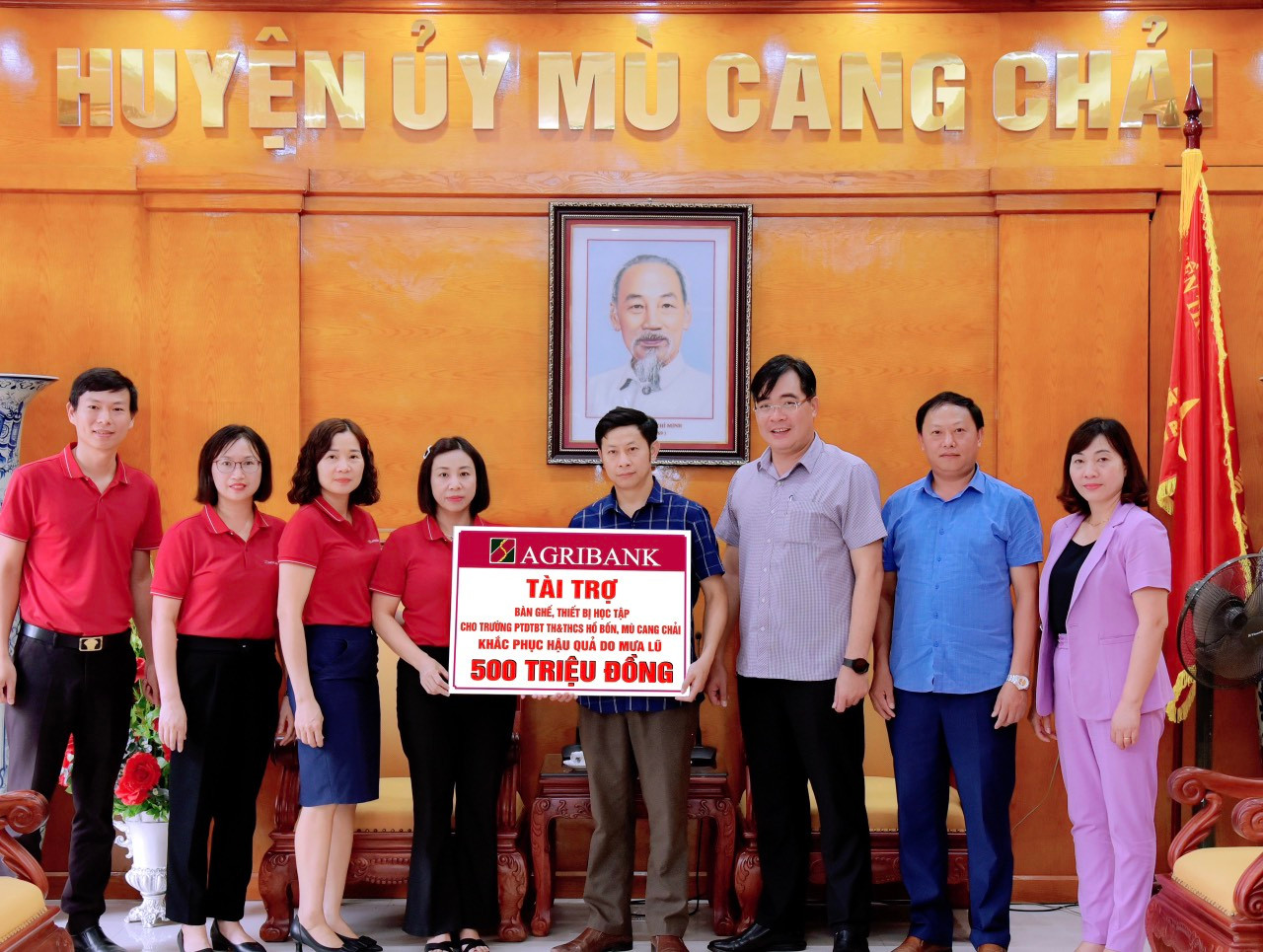 Đ/c Đào Phương Thảo – Chủ tịch công đoàn, Phó Giám đốc Agribank Chi nhánh tỉnh Yên Bái trao biểu trưng tài trợ cho Trường