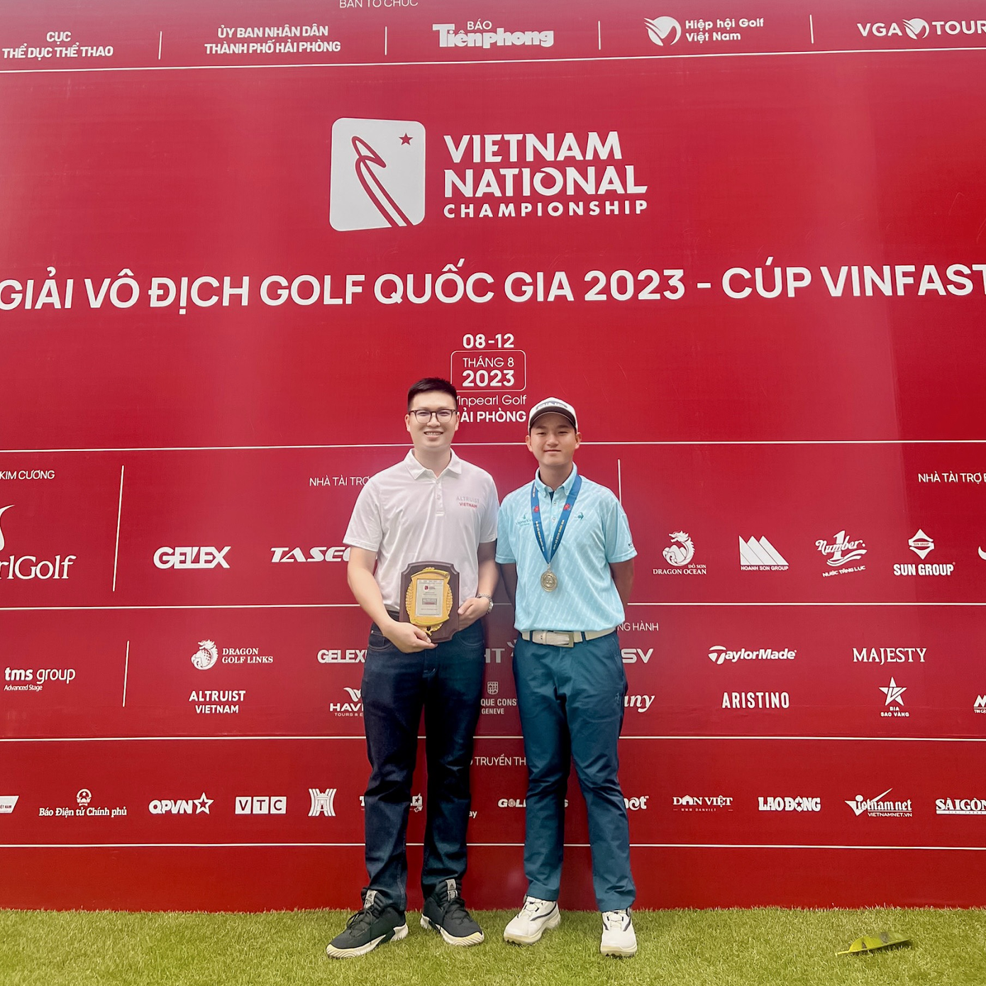 Đại diện Altruist Vietnam chụp ảnh lưu niệm cùng Golfer Nguyễn Anh Minh - Tuyển thủ đạt Huy chương Bạc tại giải đấu