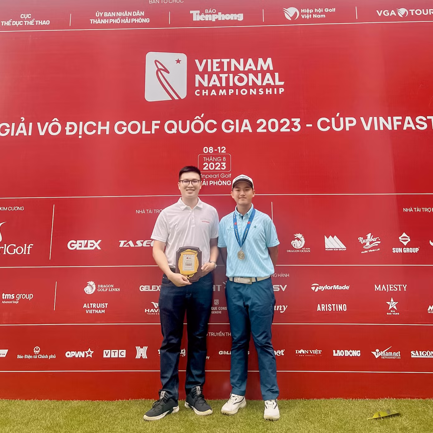 Đại diện Altruist Vietnam chụp ảnh lưu niệm cùng Golfer Nguyễn Anh Minh - Tuyển thủ đạt Huy chương Bạc tại giải đấu