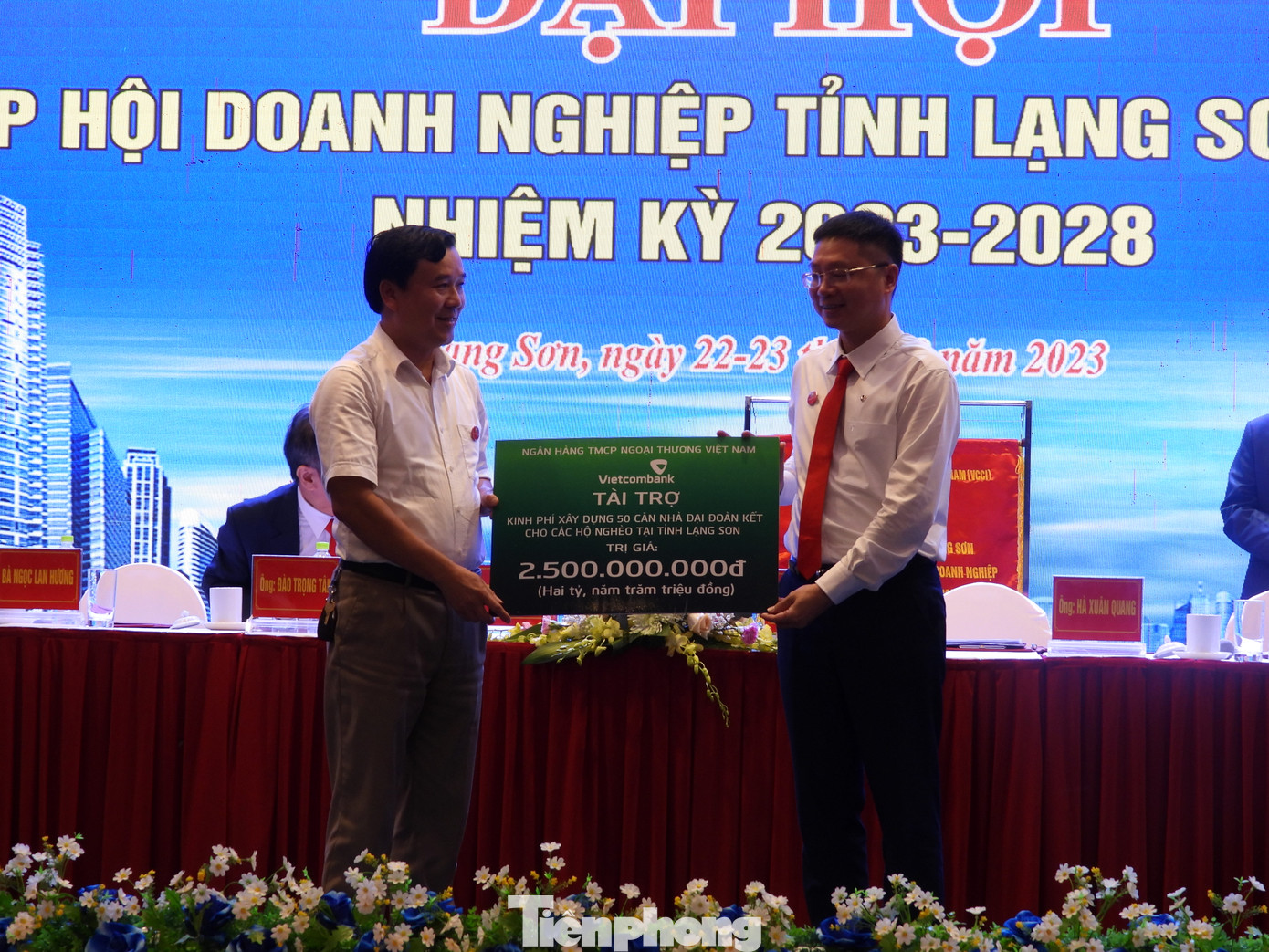 Lãnh đạo Ngân hàng Vietcombank (bìa phải) trao tặng tỉnh Lạng Sơn 2,5 tỷ đồng thực hiện an sinh xã hội. Ảnh: Duy Chiến Lãnh đạo Ngân hàng Vietcombank (bìa phải) trao tặng tỉnh Lạng Sơn 2,5 tỷ đồng thực hiện an sinh xã hội. Ảnh: Duy Chiến