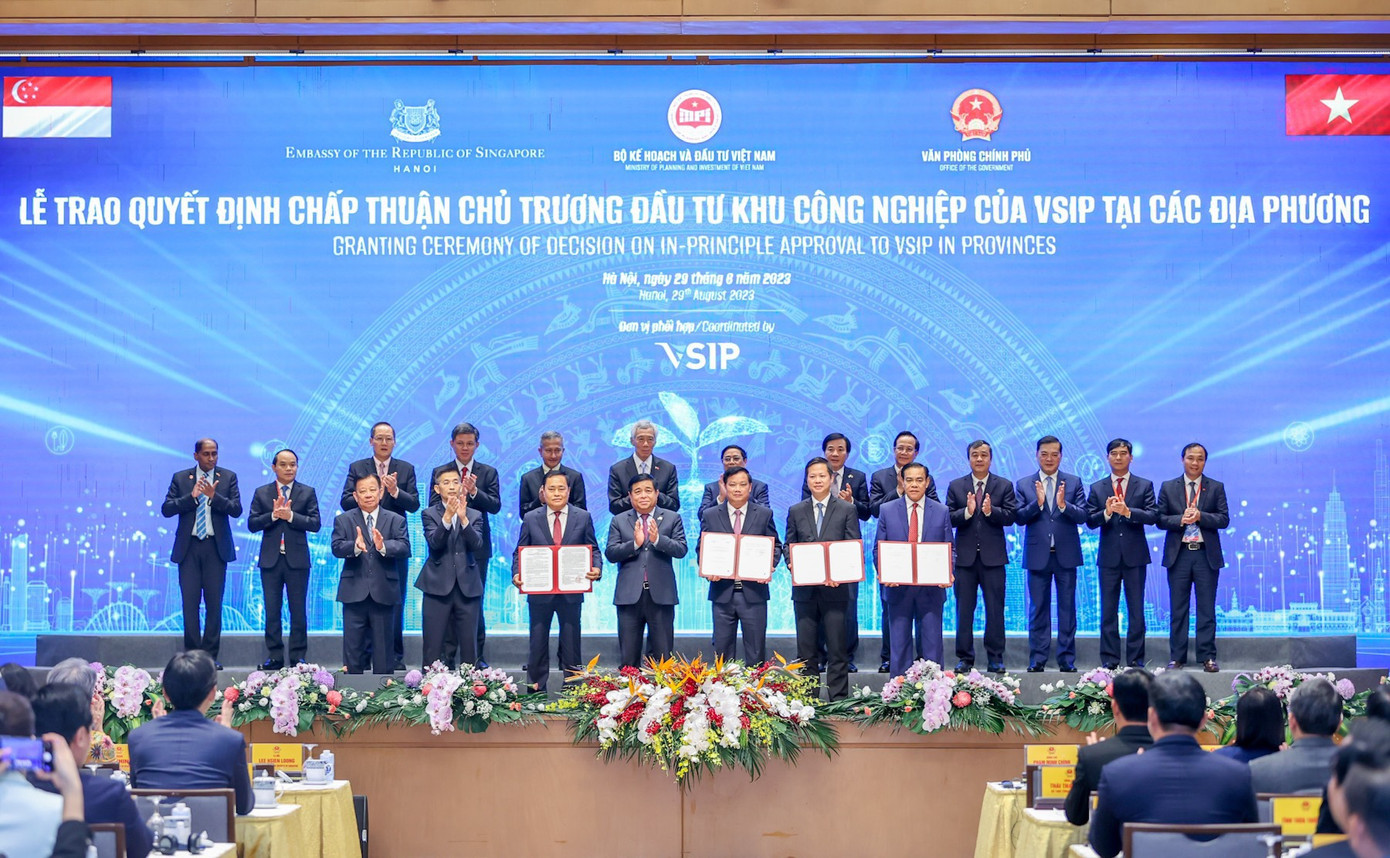 Trao quyết định chấp nhận chủ trương đầu tư khu công nghiệp của VSIP tại các địa phương Trao quyết định chấp nhận chủ trương đầu tư khu công nghiệp của VSIP tại các địa phương