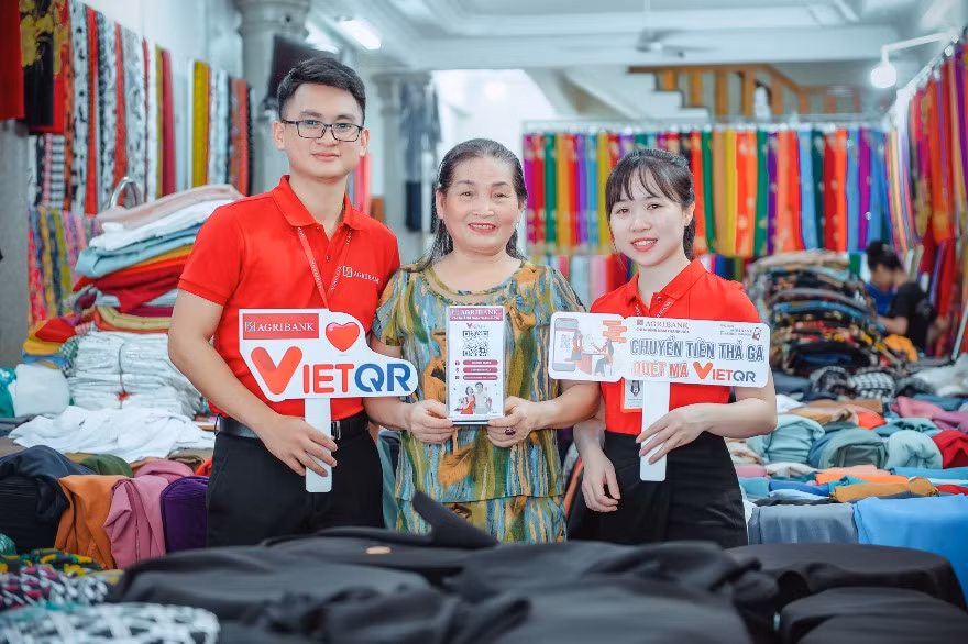 Agribank triển khai thúc đẩy thanh toán không dùng tiền mặt qua phương thức VietQR tại các khu chợ dân sinh