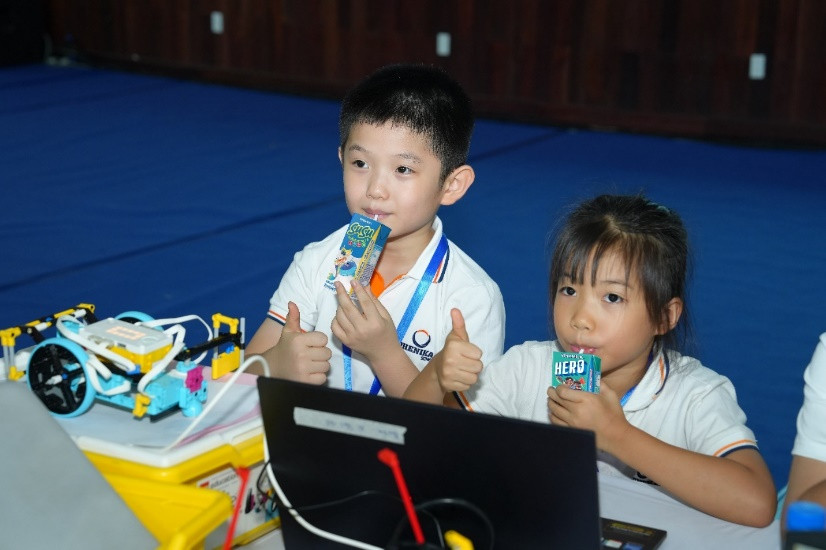 Thí sinh tiếp thêm năng lượng từ sữa chua uống Vinamilk SuSu, sữa trái cây Vinamilk Hero, sữa tươi Vinamilk 100%, sữa ngon tinh khiết Vinamilk Green Farm