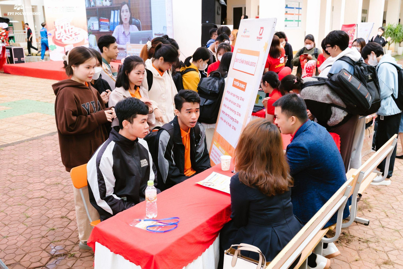 Các bạn sinh viên cơ sở Tây Nguyên hào hứng tìm hiểu cơ hội công việc Các bạn sinh viên cơ sở Tây Nguyên hào hứng tìm hiểu cơ hội công việc